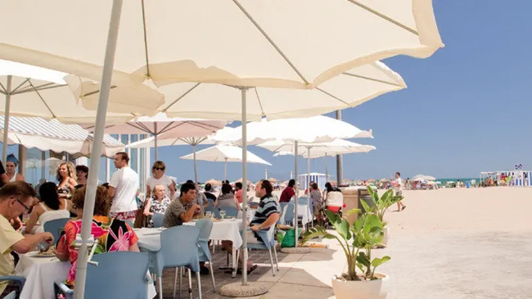 La playa de la Malvarrosa presenta un aspecto muy animado tanto en la propia playa, por la cantidad de servicios que ofrece como en el Paseo Marítimo que la delimita. Entre ellos destaca su diversa oferta gastronómica.
