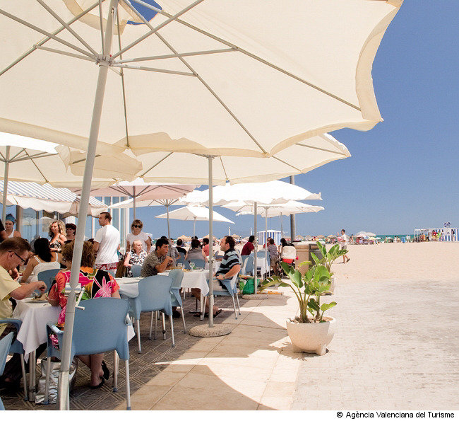 La playa de la Malvarrosa presenta un aspecto muy animado tanto en la propia playa, por la cantidad de servicios que ofrece como en el Paseo Marítimo que la delimita. Entre ellos destaca su diversa oferta gastronómica.